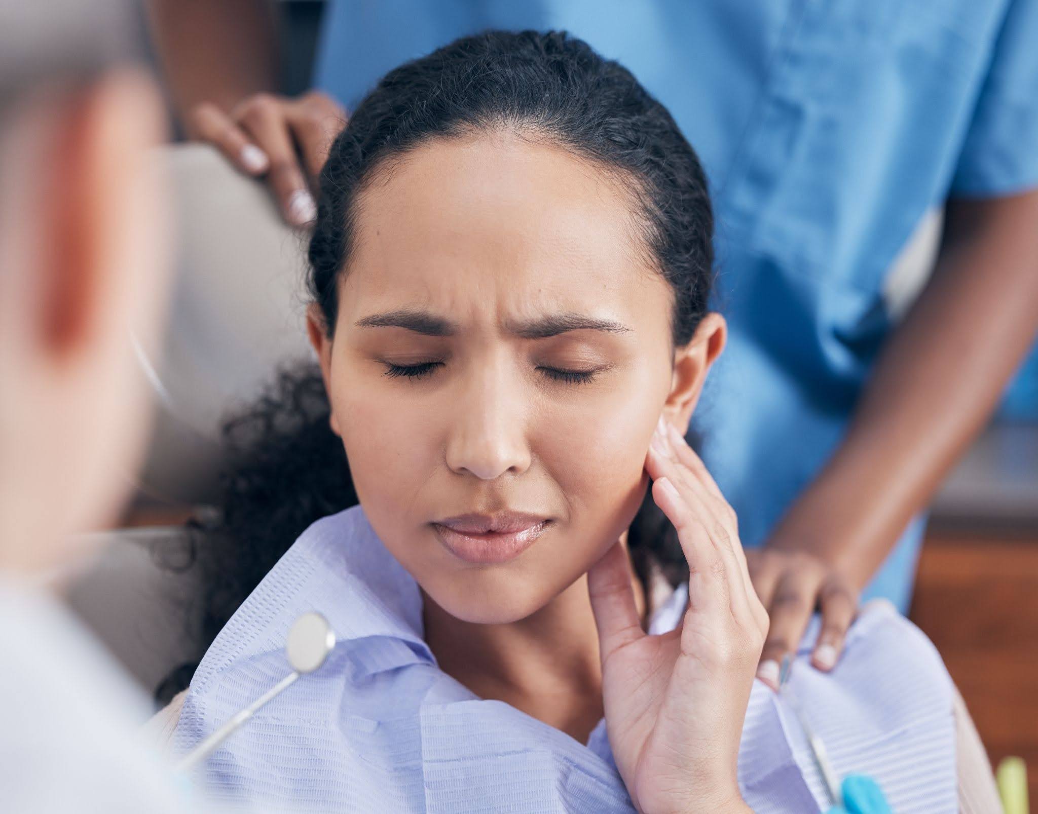 woman experiencing discomfort before seeking tmj treatment at spicewood dental in austin tx